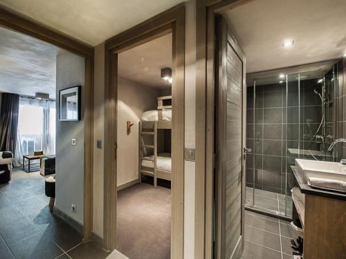 une salle de bain avec un lavabo et une douche et une chambre dans l'établissement Appartement Hereford : Cosy et Design, 4 Pers, 2 Ch, Proche Remontées, Courchevel Moriond - FR-1-563-50, à Courchevel