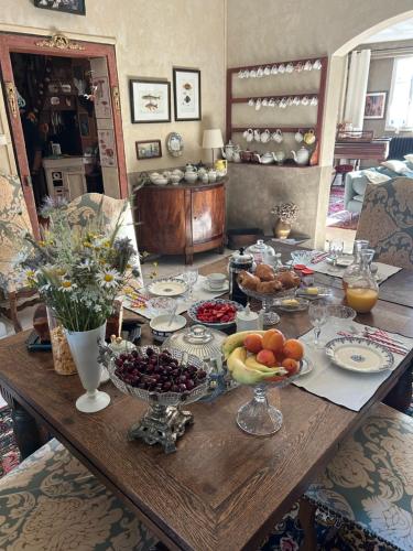 a wooden table with a bunch of fruit on it at les loges du chaudron in La Chapelle-aux-Choux