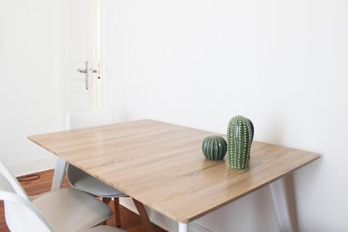 une table en bois avec un cactus en haut dans l'établissement Confort aux Portes de Paris - 5 pers near Subway, à Aubervilliers