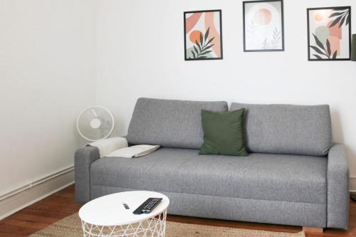 un salon avec un canapé et une table dans l'établissement Confort aux Portes de Paris - 5 pers near Subway, à Aubervilliers