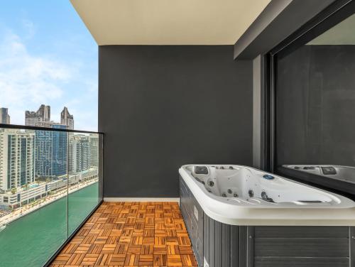 Modern Studio Private Jacuzzi Canal View