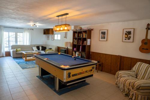 瓦伦西亚Beautiful Villa with huge private pool and vineyard view的有一张台球桌的客厅