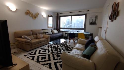 3 bedrooms and salon, La Défense, 5 min walk Metro
