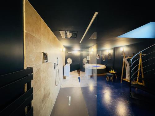 une salle de bain avec douche et lavabo dans l'établissement Mieuxqualhotel jacuzzi privatif La Parenthèse, à Bordeaux