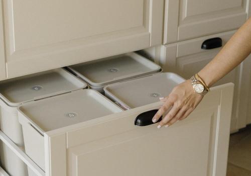 a person reaching into the drawer of a kitchen cabinet at Casa Charly in Almócita