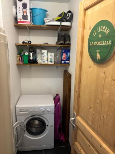 - un lave-linge et un sèche-linge dans une petite maison dans l'établissement Le Paradis, à Laveissière