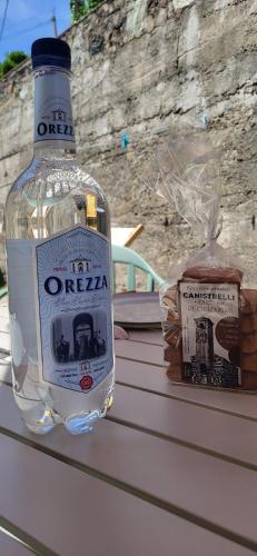 une bouteille d'alcool assise sur une table dans l'établissement Très charmante maison de ville au coeur du village, à Murato