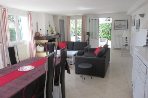 un salon avec un canapé et une table dans l'établissement La Péguière, à Saint-Raphaël