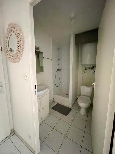 une salle de bain avec une baignoire, des toilettes et un lavabo dans l'établissement Studio cosy, lumineux Avignon, à Avignon