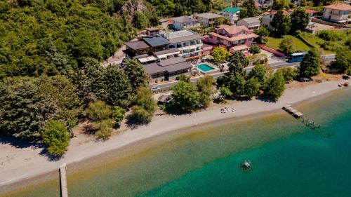 Una vista aérea de una playa con un resort. en Lago Hotel, en Ohrid