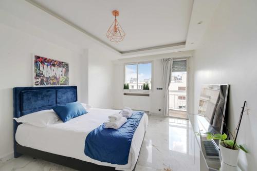 une chambre avec un grand lit avec une tête de lit bleue dans l'établissement Modern apartment - 3BR-6P - Neuilly-sur-Seine, à Neuilly-sur-Seine