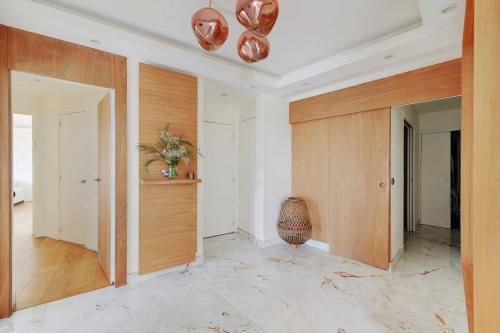 - un salon avec un vase au sol dans l'établissement Modern apartment - 3BR-6P - Neuilly-sur-Seine, à Neuilly-sur-Seine