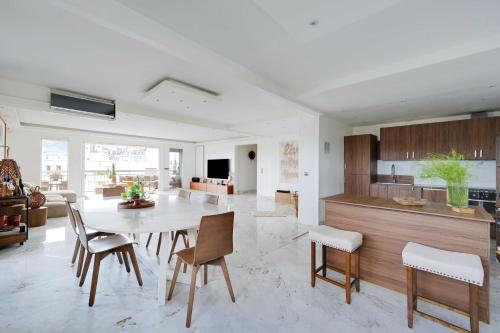 une cuisine et une salle à manger avec une table et des chaises dans l'établissement Modern apartment - 3BR-6P - Neuilly-sur-Seine, à Neuilly-sur-Seine