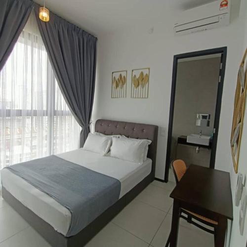 Urban Suites Georgetown Penang - Sea View & Georgetown View - High Floor - Exclusive & Cozy Stayにあるベッド