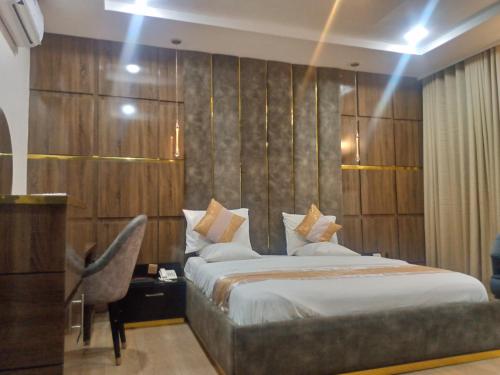 Postel nebo postele na pokoji v ubytování Modelo Hotel And Suites