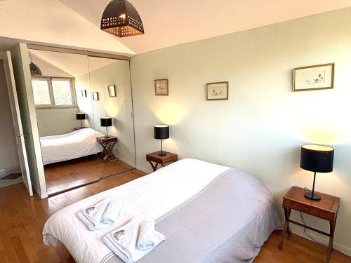 une chambre avec un lit avec deux serviettes dessus dans l'établissement Appartement 3p vue mer proche plages et congrès, à Cannes