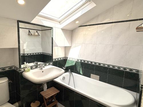 une salle de bain avec un lavabo, une baignoire et des toilettes dans l'établissement Appartement 3p vue mer proche plages et congrès, à Cannes