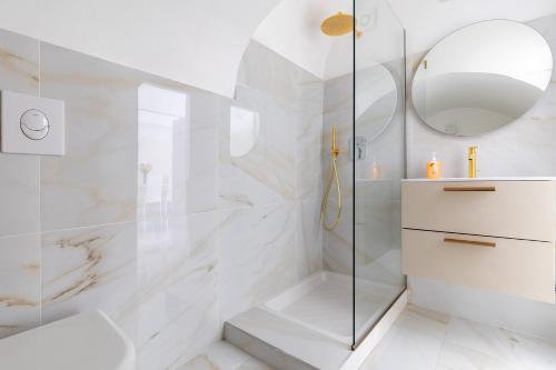 a white bathroom with a shower and a mirror at APARTAMENT ANNA - Julia Vieste in Vieste