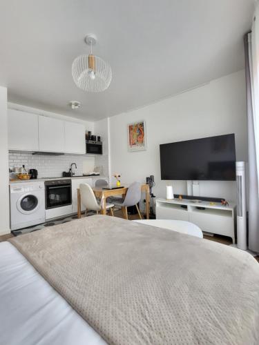 - un salon avec une cuisine et une table avec des chaises dans l'établissement Paris à 7 minutes en métro, à Rosny-sous-Bois