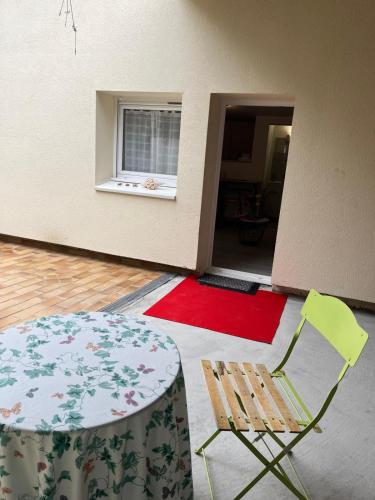 une pièce avec une table, une chaise et une fenêtre dans l'établissement Fabuleux studio à 2 pas du Canal de l'Orne, à Hérouville-Saint-Clair