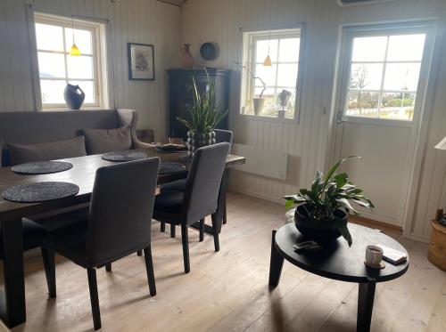 ein Wohnzimmer mit Esstisch und Stühlen in der Unterkunft Ingeborgstova in Lii
