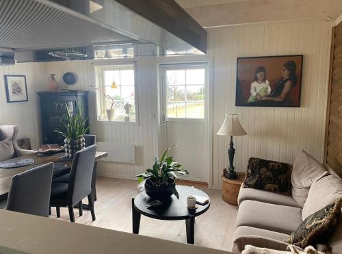 ein Wohnzimmer mit Sofa und Tisch in der Unterkunft Ingeborgstova in Lii