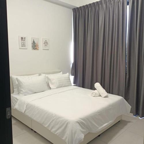 Urban Suites Georgetown Penang - Sea View & Georgetown View - High Floor - Exclusive & Cozy Stayにあるベッド