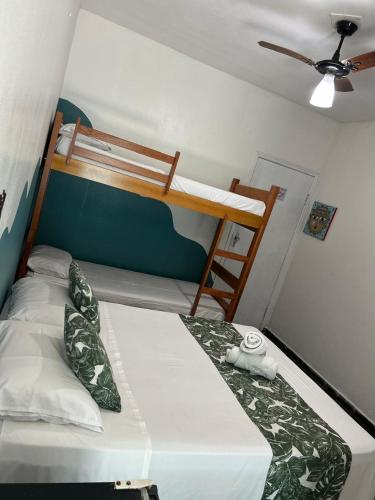 a small bedroom with a bunk bed and a bunk bed at POUSADA MAORI Boiçucanga in Boicucanga