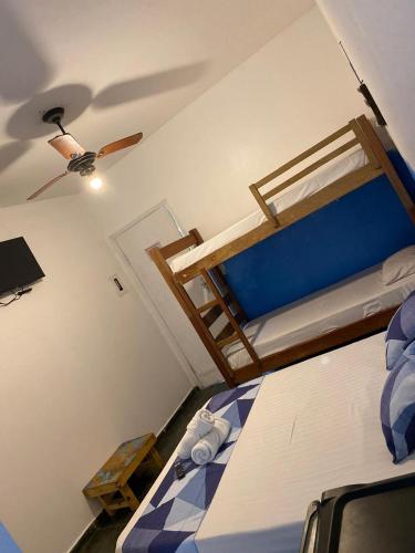 a bedroom with a bunk bed and a ceiling at POUSADA MAORI Boiçucanga in Boicucanga
