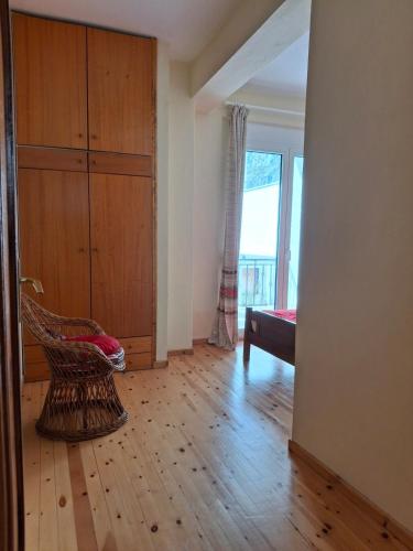 Гостиная зона в 4BR Trekkers Retreat in Spilaio Grevena