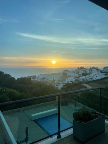 Una vista del atardecer desde el balcón de una casa. en Sunshine Ericeira, en Ericeira