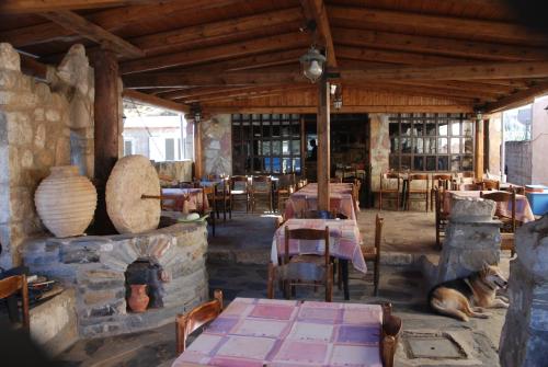 Restaurace v ubytování Psamathous Guesthouse