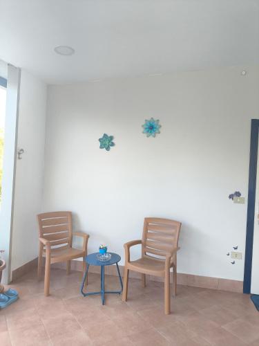 a waiting room with two chairs and a table at Blue Flowers Room in Scordia