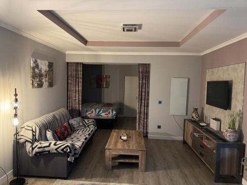 Modern Apartment Sleeps2 w Pool in Funchal