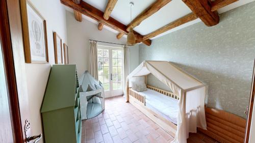 une chambre avec un lit et un escalier avec une fenêtre dans l'établissement Villa Ezea - vue mer et charme, à Èze