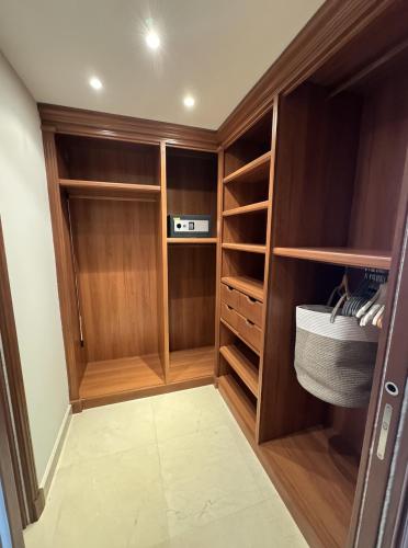 Elle comprend un dressing avec des placards en bois et du carrelage. dans l'établissement Villa Ezea - vue mer et charme, à Èze