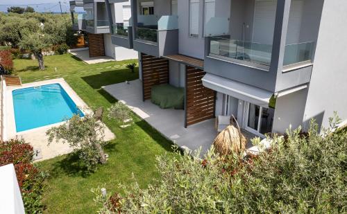 Bazén v ubytování Ethra Apartment nebo v jeho okolí