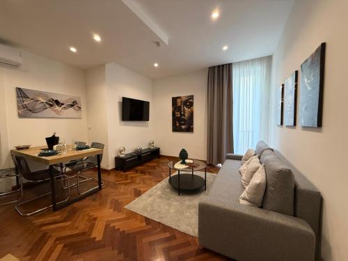 a living room with a couch and a table at Teddy House Ortigia in Syracuse