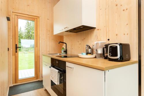 Kuchyň nebo kuchyňský kout v ubytování Riverside tiny house with hot tub Pärnu lähedal