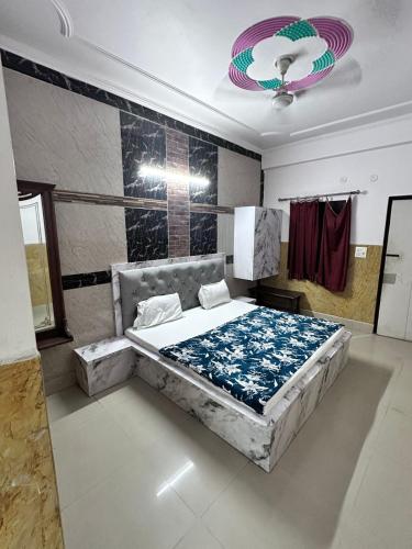 Ein Bett oder Betten in einem Zimmer der Unterkunft Hotel Darshika Vrindavan