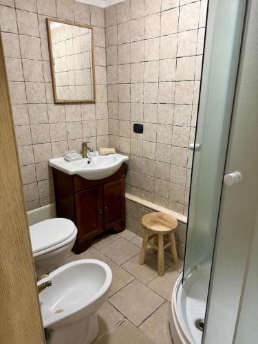 a bathroom with a toilet and a sink and a shower at Entroterra in Mesagne
