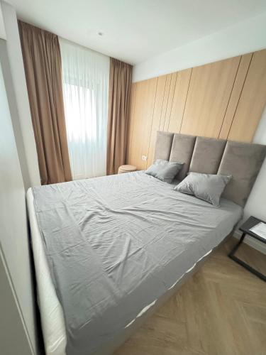 a bedroom with a large white bed in it at Cozy Studio Sulina in Sulina