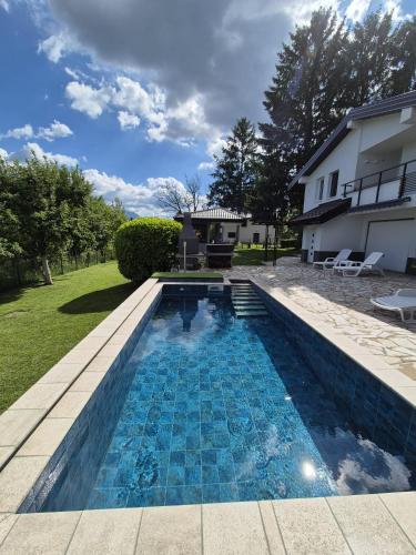 a swimming pool in the backyard of a house at EmUm family cottage in Potkraj