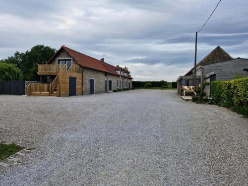 een grindoprit met een huis en een gebouw bij Gîte du Bois l'Abbé in Saint-Martin-Boulogne