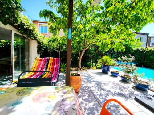 un patio avec une table et des chaises et une piscine dans l'établissement Cocon Provençal, à Gardanne