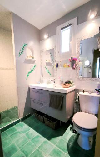 une salle de bain avec un lavabo blanc et des toilettes dans l'établissement Cocon Provençal, à Gardanne