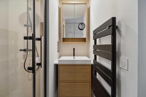 ein Badezimmer mit Waschbecken und Spiegel in der Unterkunft Chic 2BR 4P Apartment Saint-Tropez Lices in Saint-Tropez