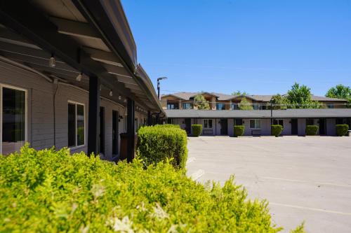 an empty parking lot in front of a building at Rim Country Inn Payson in Payson