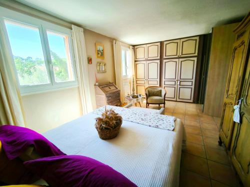 - une chambre avec un lit et un panier dans l'établissement Cocon Provençal, à Gardanne