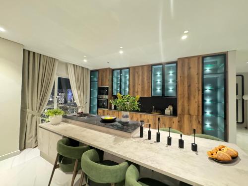 Penta Square Luxury Serviced Apartments DHA Lahoreにあるテレビまたはエンターテインメントセンター
